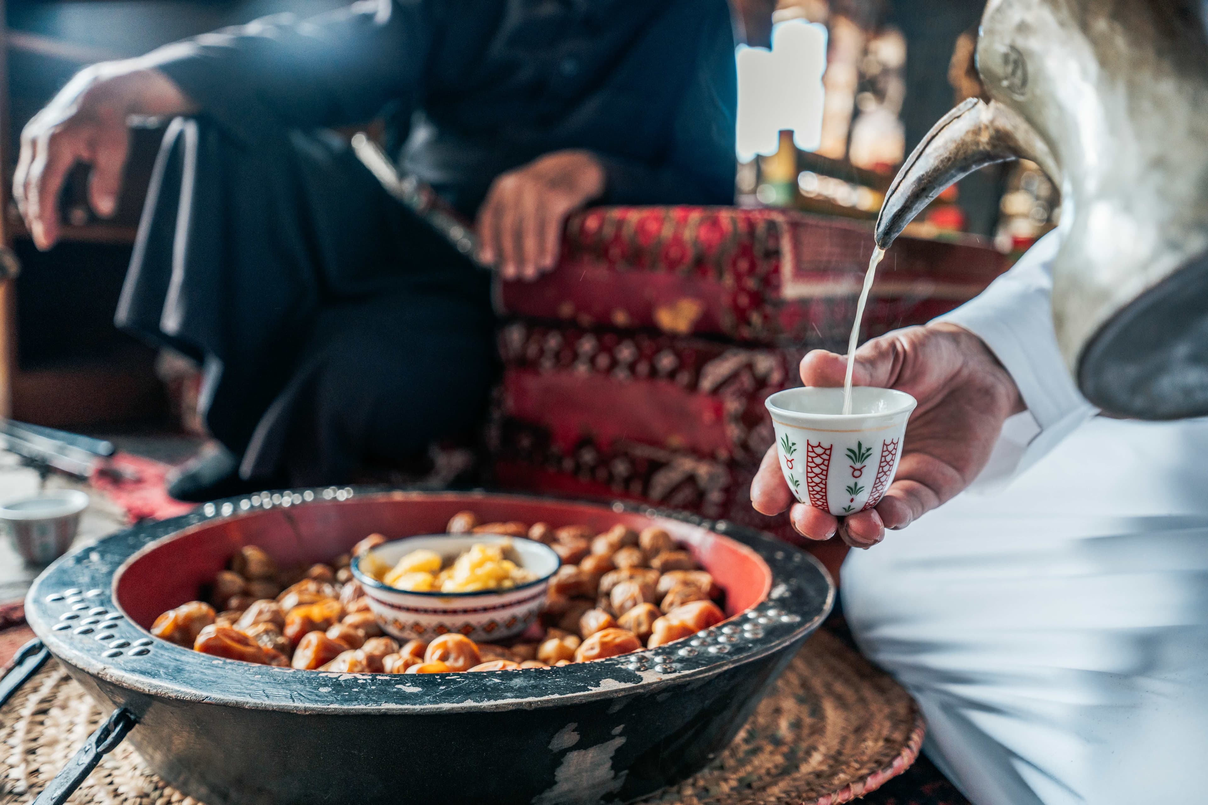 تجربة الضيافة العسيرية: قهوة سعودية وأطباق شعبية في أجواء أصيلة